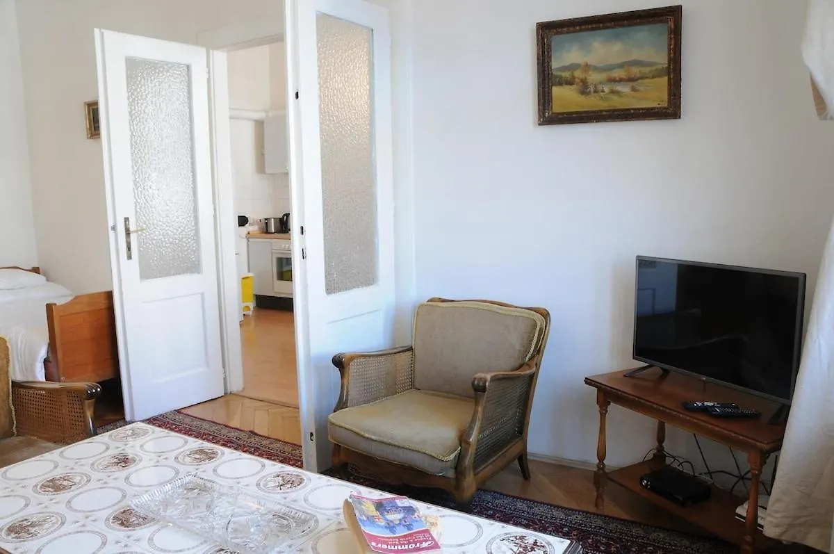 Large Apartment Sleeps Up To 10 M4A Praga