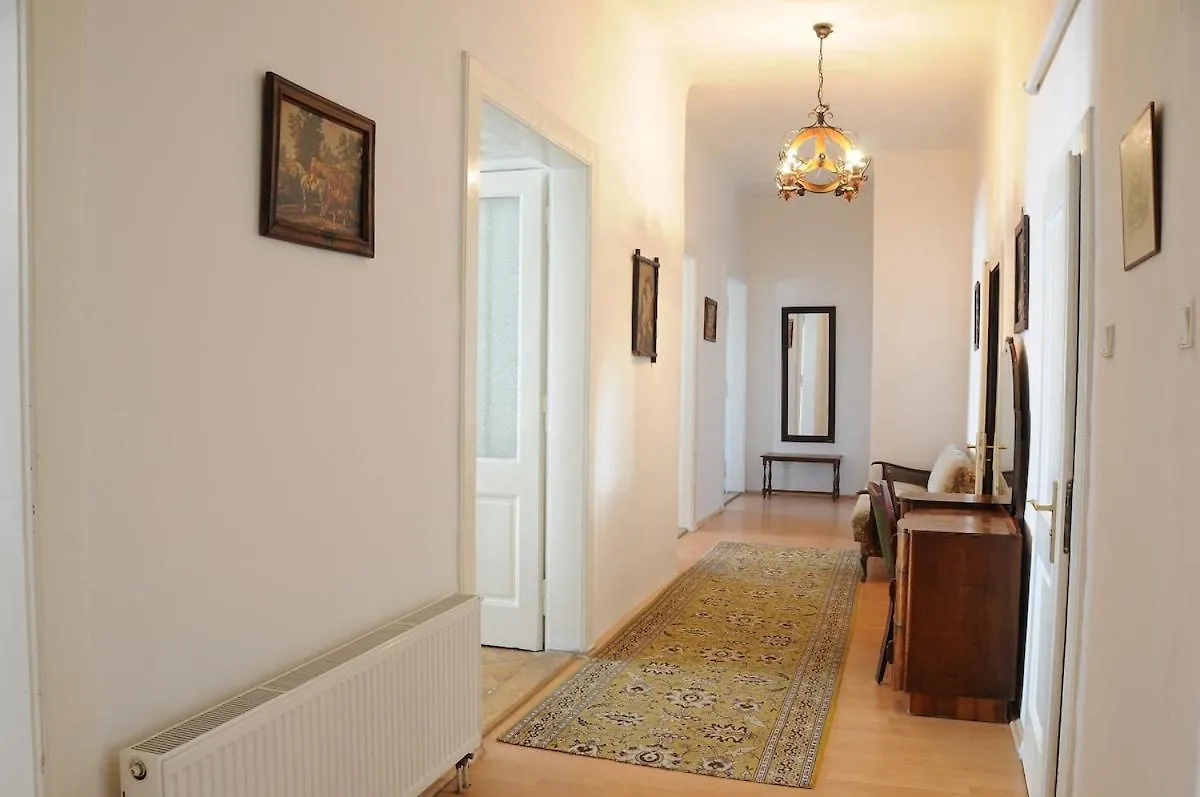 Large Apartment Sleeps Up To 10 M4A Praga