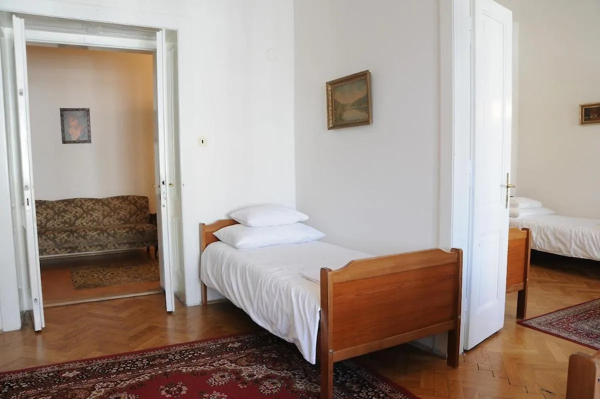 Large Apartment Sleeps Up To 10 M4A Praga